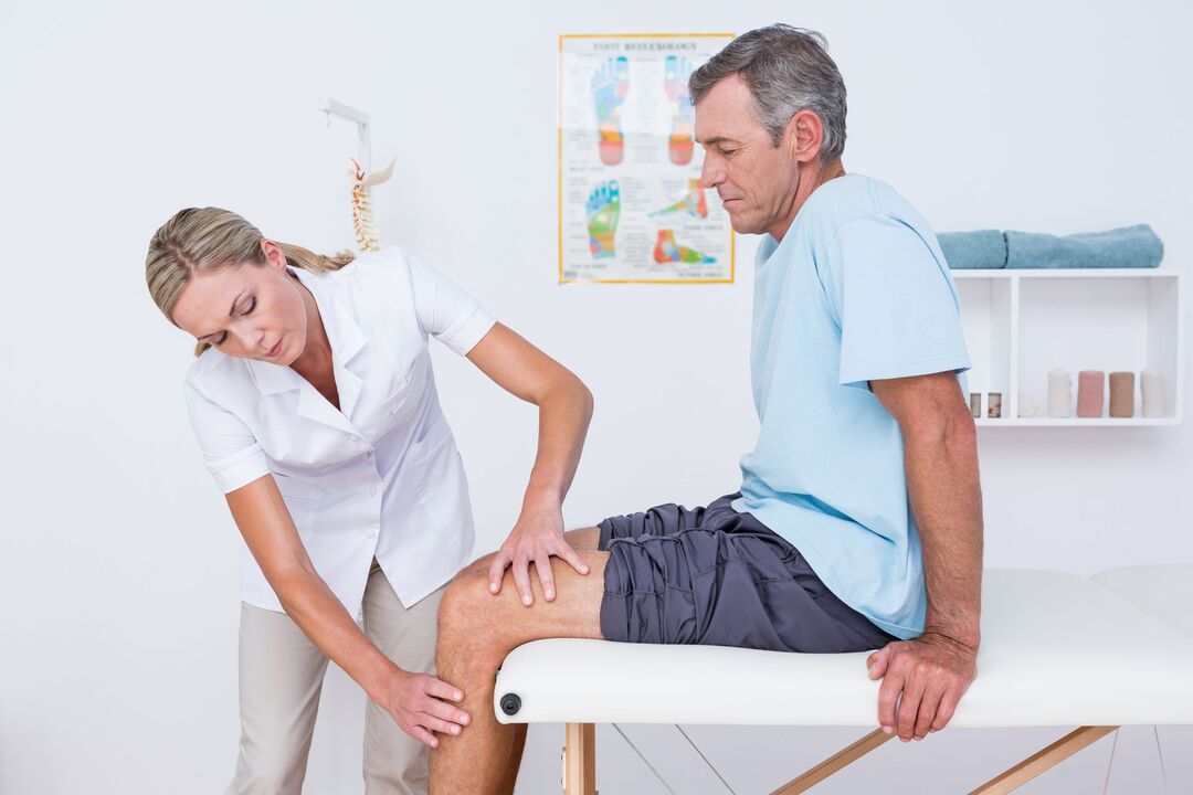 doctor examining a patient with osteoarthritis of the knee