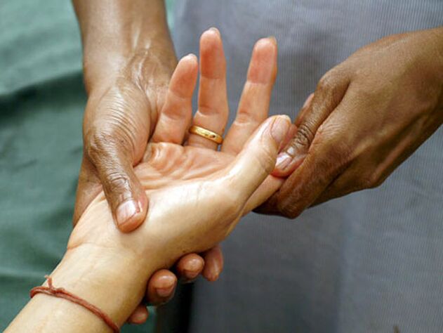Manual therapy is a very popular method of treating rhizarthrosis that affects the finger joints.